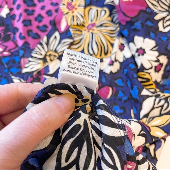 Vera Bradley African Violet Floral Button Down Top Size Large - Picture 7 of 7